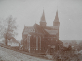 Kościół od strony południowej z widoczną drewnianą plebanią krytą gontem, 1904 r.