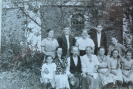 Rodzina Sieńków z Łęgu przy rodzinnej kaplicy - lata 40.