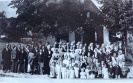Uczestnicy mszy św. odpustowej przy kaplicy Sieńków w Łęgu lata 40.