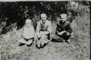 Zofia, Stanisw i Henryk Pleÿniakowie. Czerwien 1959 r. Bêa╛owa Zagrody.