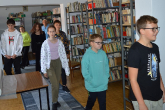 Młodzież z Kąkolówki w błażowskiej bibliotece (5)