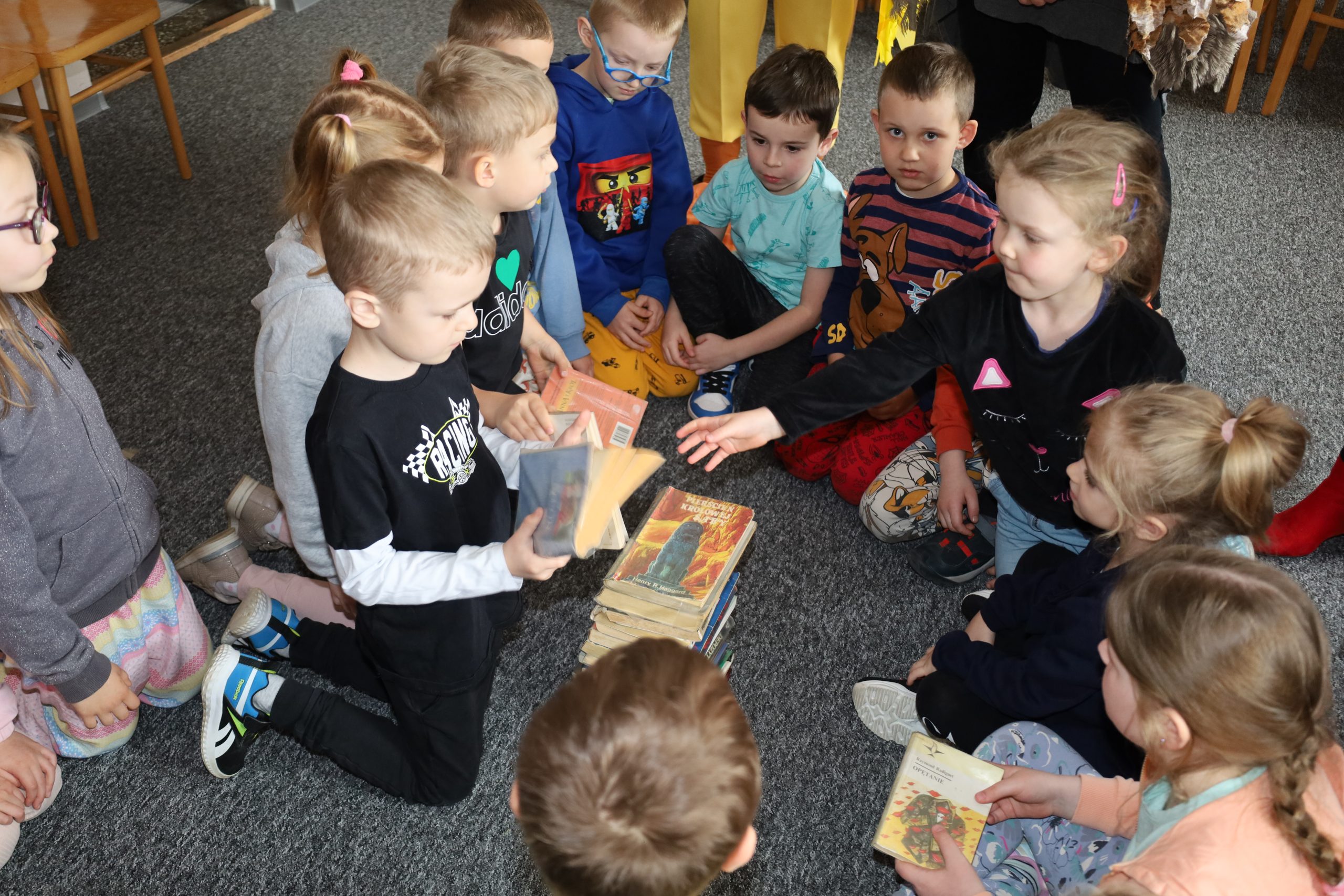 Biblioteka w Błażowej świętuje Międzynarodowy Dzień Książki dla Dzieci – grupy Świetliki i Zajączki