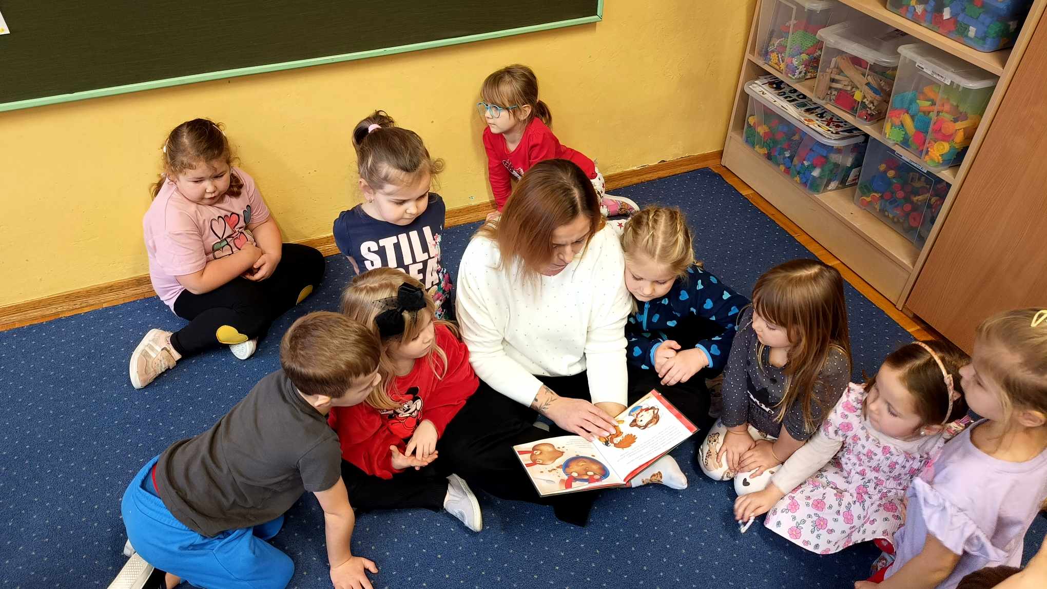 Przedszkolaki z Nowego Borku uczą się piec pierniki razem z Jadzią Pętelką